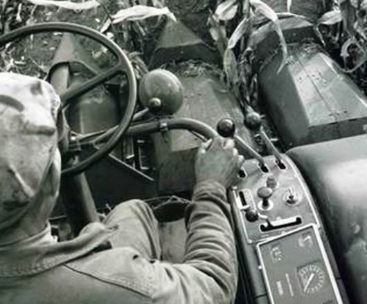 image ancienne d'un agriculteur au volant de son tracteur