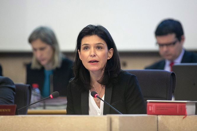 Christelle Morançais, présidente du Conseil régional des Pays de la Loire parle au micro dans l'hémicycle