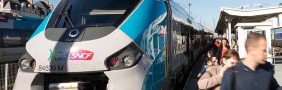 avant d'un train ter à l'arrêt en gare avec voyageurs sur le quai