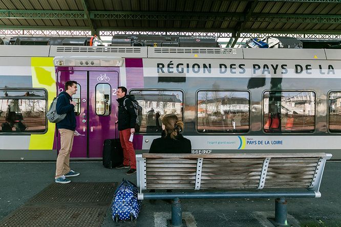 ter à quai avec voyageurs sur le quai