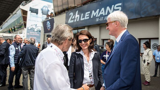 La Présidente Christelle Morançais sur le circuit des 24h du Mans en train d'échanger avec des organisateurs