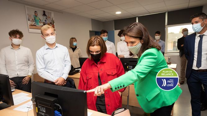 Christelle Morançais, Présidente de la Région des Pays de la Loire, en visite dans un centre de formation + vignette "Plan de relance Région Pays de la Loire"