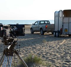 tournage de film sur la plage : pick up et véhicule pour cheval