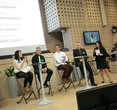 4 lauréats + animatrice sur tabourets et pupitres dans l'hémicycle de la Région