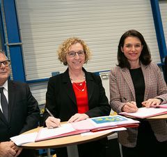 Signature du pacte régional, Muriel Pénicaud, ministre du travail et Christelle Morançais, Présidente du Conseil régional des Pays de la Loire