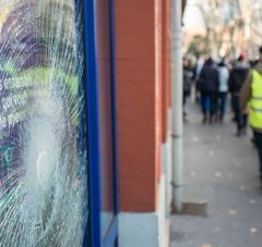 vitrine cassée et gilets jaunes