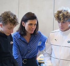 Christelle Morançais avec 2 lycéens 