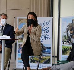 La Présidente de la Région Pays de la Loire, Christelle Morançais portant un masque et parlant au micro lors de la conférence de presse de bilan de la saison touristique 2020, 